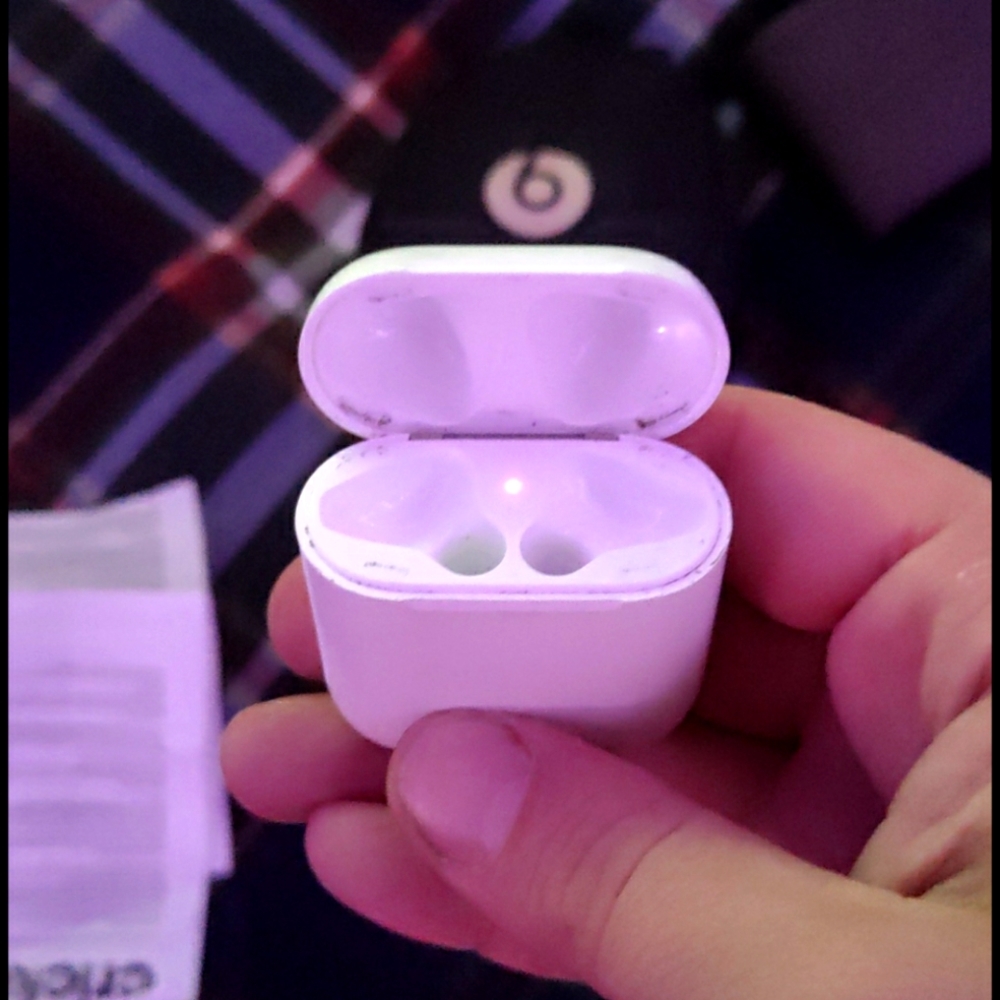 Apple Airpod charging port with out headphones